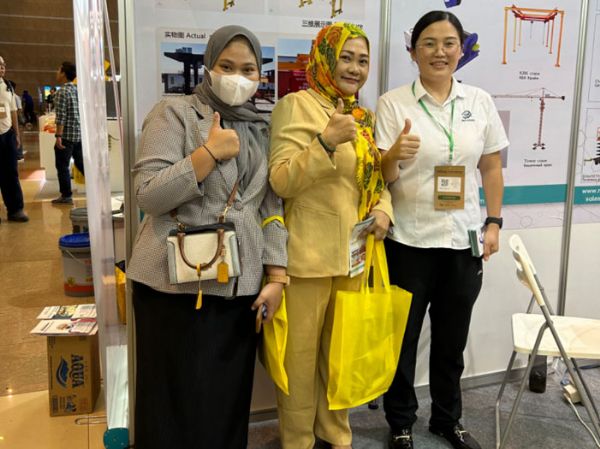 与国外友人合影